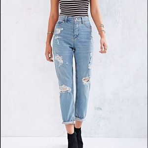 BDG Mom Jeans distressed